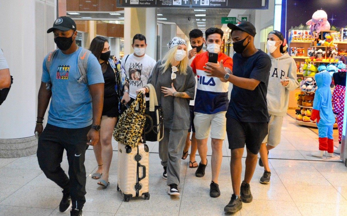 Luisa Sonza embarca no Aeroporto Santos Dumont, no Rio, na noite de segunda-feira