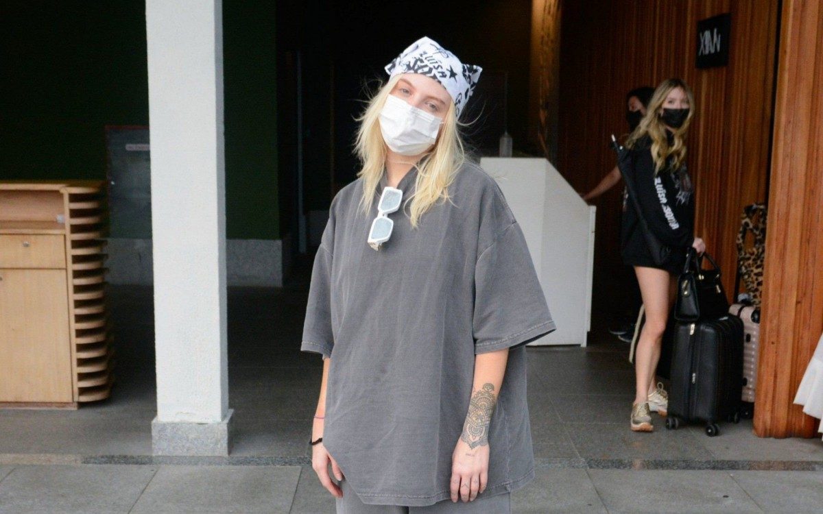 Luisa Sonza embarca no Aeroporto Santos Dumont, no Rio, na noite de segunda-feira