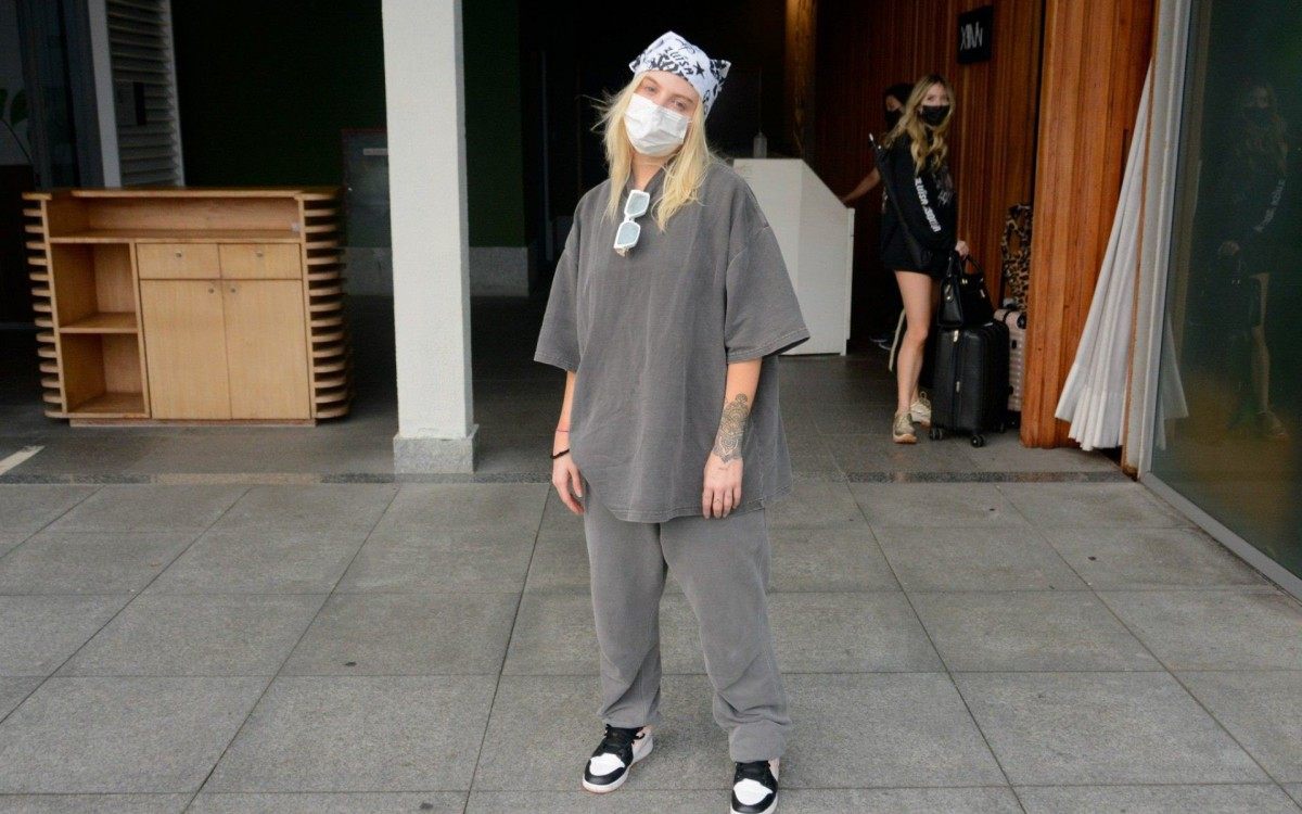 Luisa Sonza embarca no Aeroporto Santos Dumont, no Rio, na noite de segunda-feira