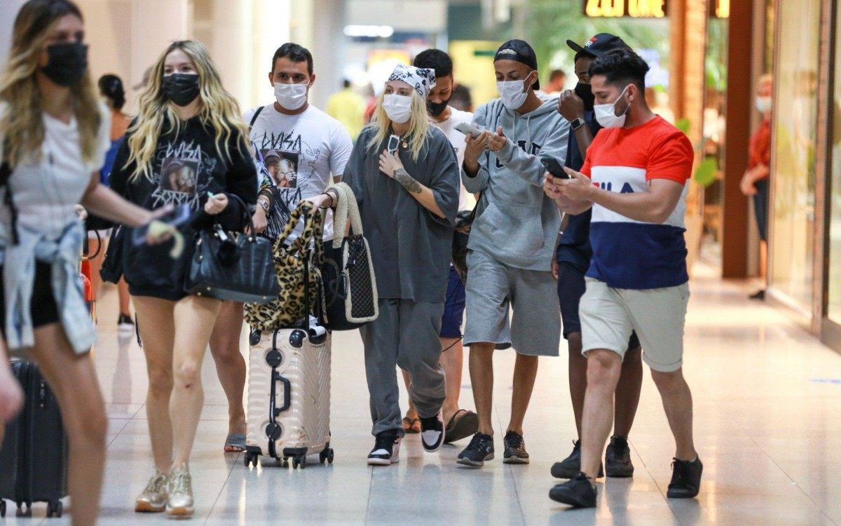 Luisa Sonza embarca no Aeroporto Santos Dumont, no Rio, na noite de segunda-feira
