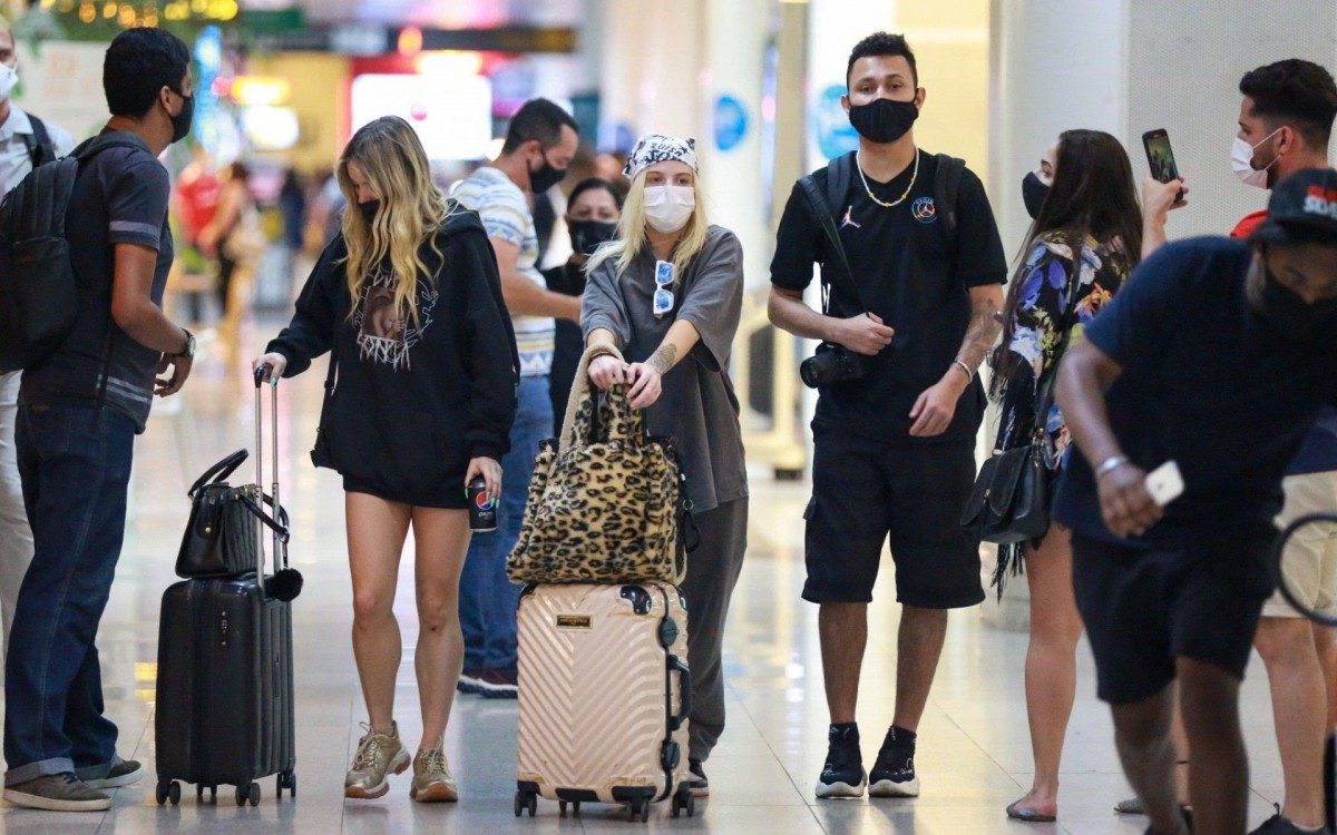 Luisa Sonza embarca no Aeroporto Santos Dumont, no Rio, na noite de segunda-feira