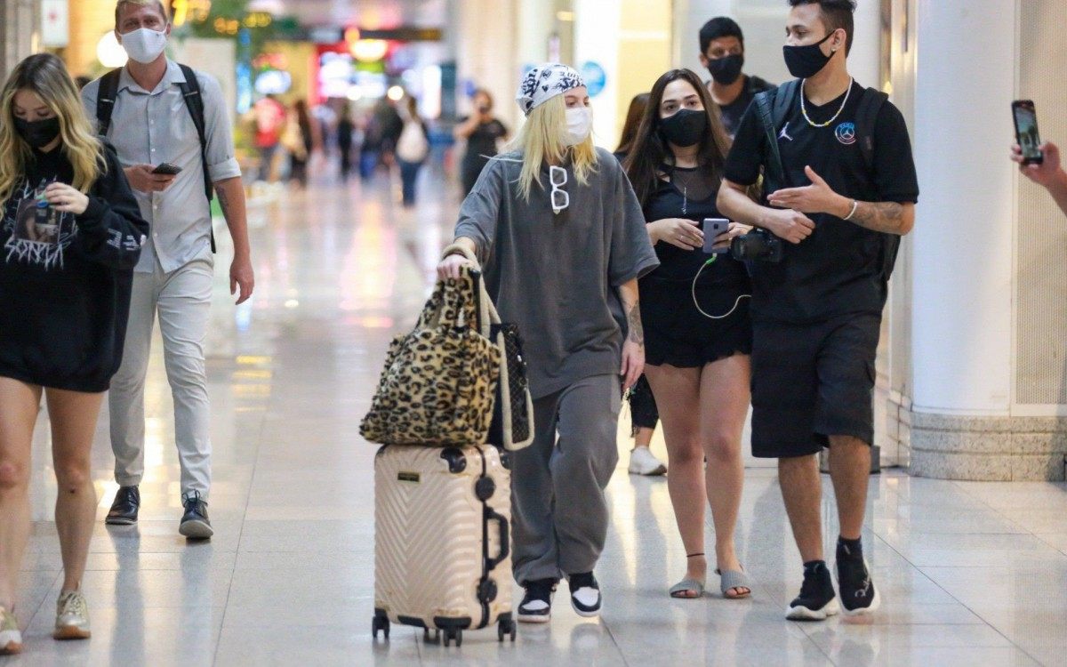 Luisa Sonza embarca no Aeroporto Santos Dumont, no Rio, na noite de segunda-feira