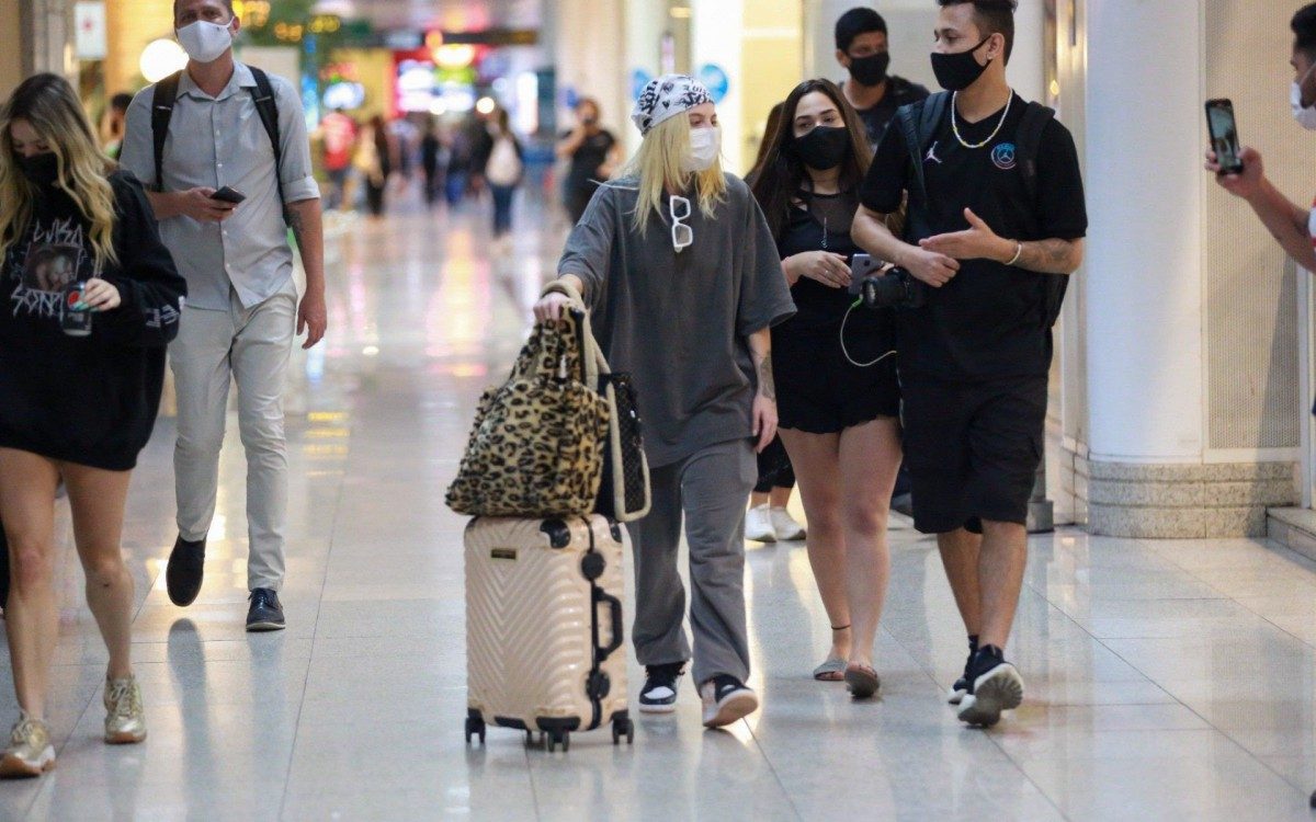 Luisa Sonza embarca no Aeroporto Santos Dumont, no Rio, na noite de segunda-feira