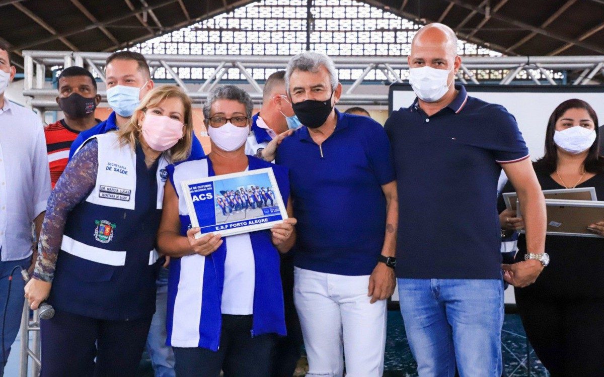 O Prefeito Dr. Jo&Atilde;&Acirc;&pound;o, o Deputado Estadual Valdecy da Sa&Atilde;&Acirc;&ordm;de, a Secret&Atilde;&Acirc;&iexcl;ria de Sa&Atilde;&Acirc;&ordm;de Marcia Lucas e vereadores participaram do evento 