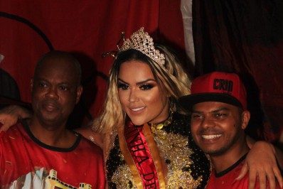  Monalisa Moura é coroada rainha de bateria do G.R.E.S Raça Rubro Negra