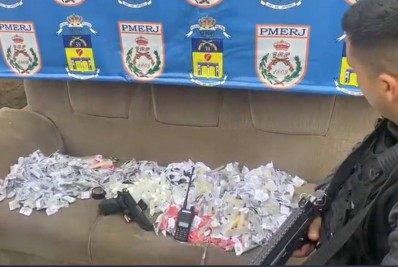 PM apreende arma e drogas após troca de tiros em Belford Roxo