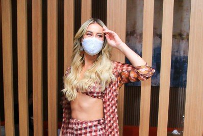 Paolla Oliveira mostra abdômen sarado em evento