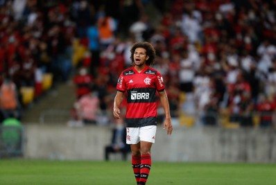 Arão revela que viu jogadores 'se escondendo' da torcida no Flamengo em partidas