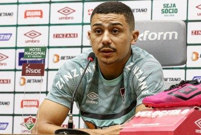 Meio-campista do Fluminense compara Marcão a Roger Machado e afirma que elenco 'se sente mais à vontade' com atual técnico