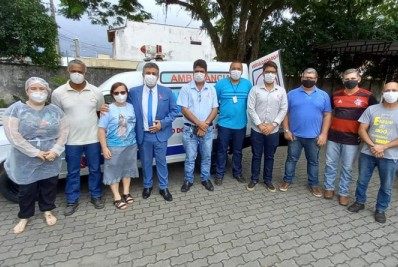 Casa dos Velhinhos recebe veículo para locomoção de pacientes 