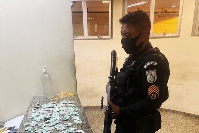 PM apreende drogas em um dos acessos à comunidade do Feijão