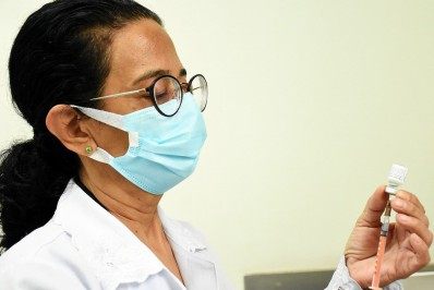 Volta Redonda aplica dose de reforço contra a covid-19 para profissionais de saúde