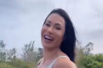 Vídeo! Gracyanne Barbosa exibe o bumbum na nuca ao posar com um maiô bem cavado