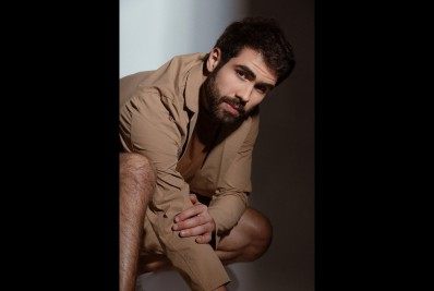 Juliano Laham celebra papel em 