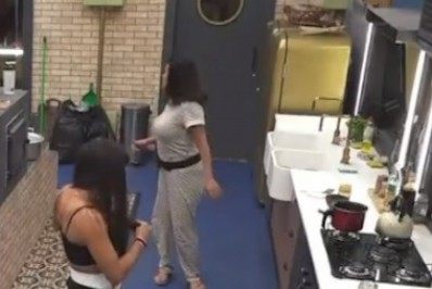 Marina Ferrari coloca fogo nos cabelos em 'A Fazenda 13'