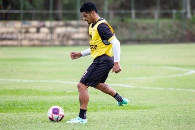 Atacante MV retorna aos treinos do Voltaço