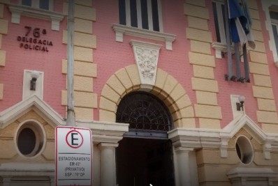 Mulher troca tiros com a polícia e é presa com drogas