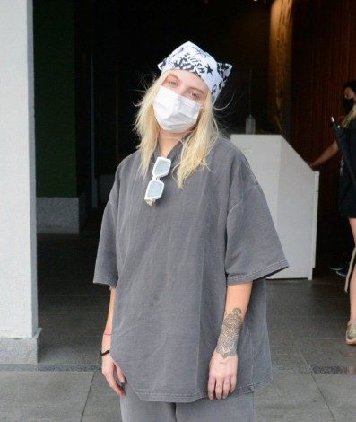 Luisa Sonza embarca no Aeroporto Santos Dumont, no Rio, na noite de segunda-feira - Ag. News