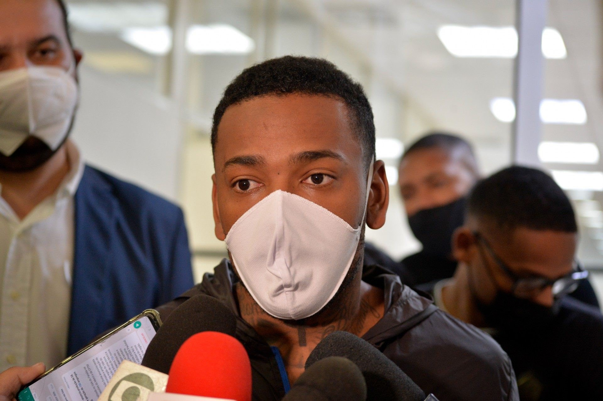 Rio de Janeiro - 05/10/2021 -  RIO DE JANEIRO - POLICIA  - Pol&iacute;cia localiza Nego do Borel em motel no Rio; cantor faz gesto obsceno ao chegar a delegacia: 'Quis me isolar', disse na Cidade da Policia  na Zona Norte do Rio    Foto : Fabio Costa/ Agencia O Dia