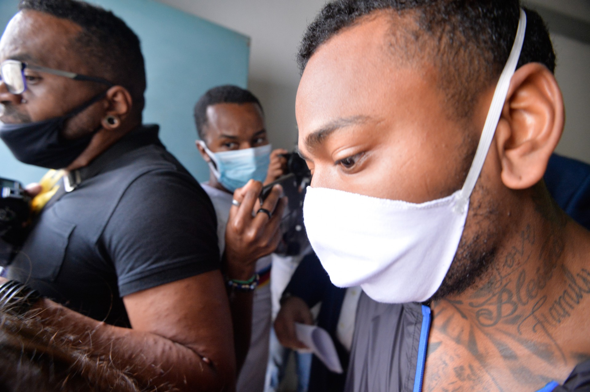 Rio de Janeiro - 05/10/2021 -  RIO DE JANEIRO - POLICIA  - Polícia localiza Nego do Borel em motel no Rio; cantor faz gesto obsceno ao chegar a delegacia: 'Quis me isolar', disse na Cidade da Policia  na Zona Norte do Rio    Foto : Fabio Costa/ Agencia O Dia - Fábio Costa