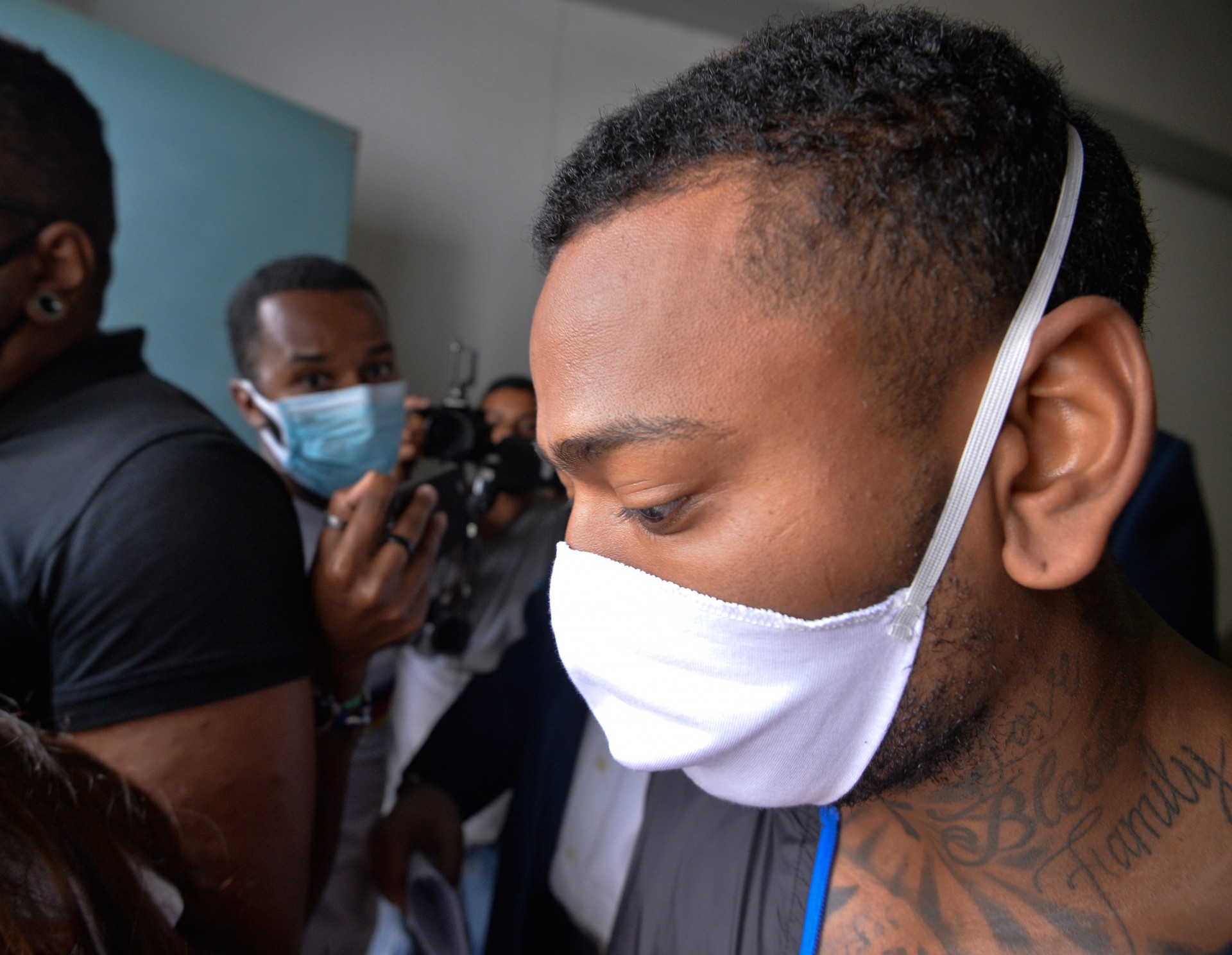 Rio de Janeiro - 05/10/2021 -  RIO DE JANEIRO - POLICIA  - Polícia localiza Nego do Borel em motel no Rio; cantor faz gesto obsceno ao chegar a delegacia: 'Quis me isolar', disse na Cidade da Policia  na Zona Norte do Rio    Foto : Fabio Costa/ Agencia O Dia - Fabio Costa/Agencia O Dia