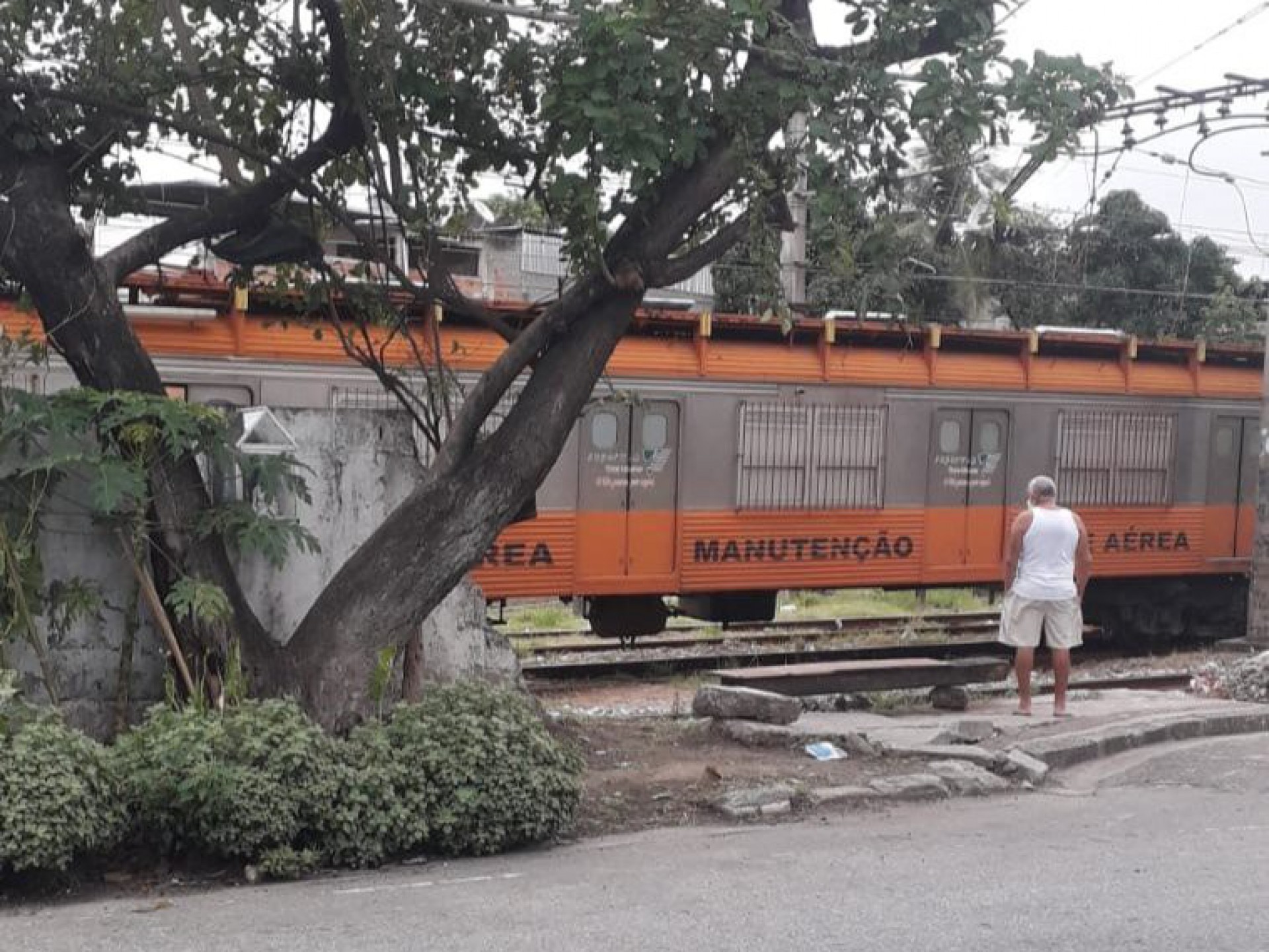 Trens do ramal de Belford Roxo voltam a circular após tiro acertar a rede aérea  - Reprodução Twitter / Agetransp