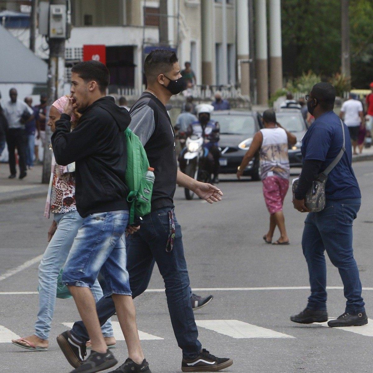 Geral - Prefeitura de Duque de Caxias desobriga o uso de mascara facial para prote&ccedil;ao contra o Covid-19. Na foto, movimenta&ccedil;ao na Avenida Governador Leonel de Moura Brizola, centro de Caxias. - Reginaldo Pimenta / Agencia O Dia