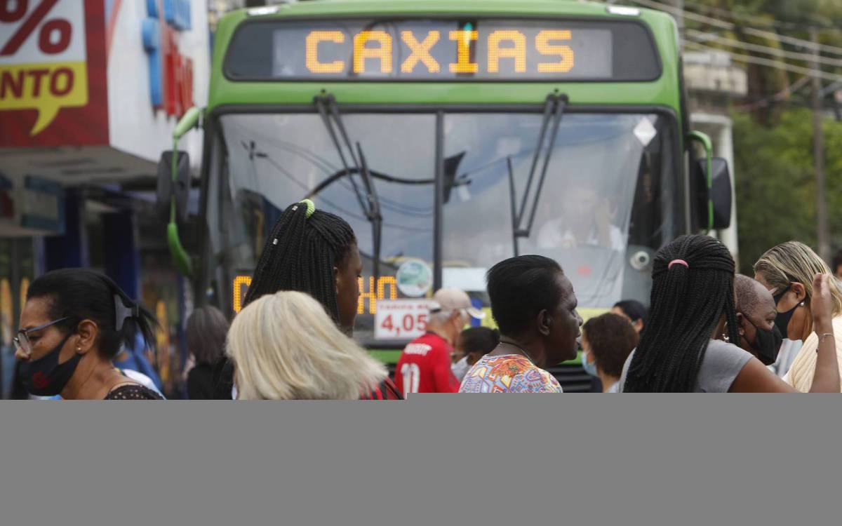 Geral - Prefeitura de Duque de Caxias desobriga o uso de mascara facial para prote&ccedil;ao contra o Covid-19. Na foto, movimenta&ccedil;ao na Avenida Governador Leonel de Moura Brizola, centro de Caxias.