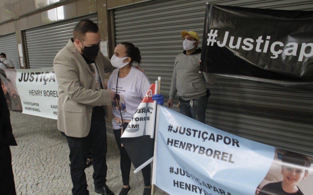 Pai do menino Henry Borel, Leniel Borel, chega ao Tribunal de Justiça do Rio e recebe apoio de manifestantes 