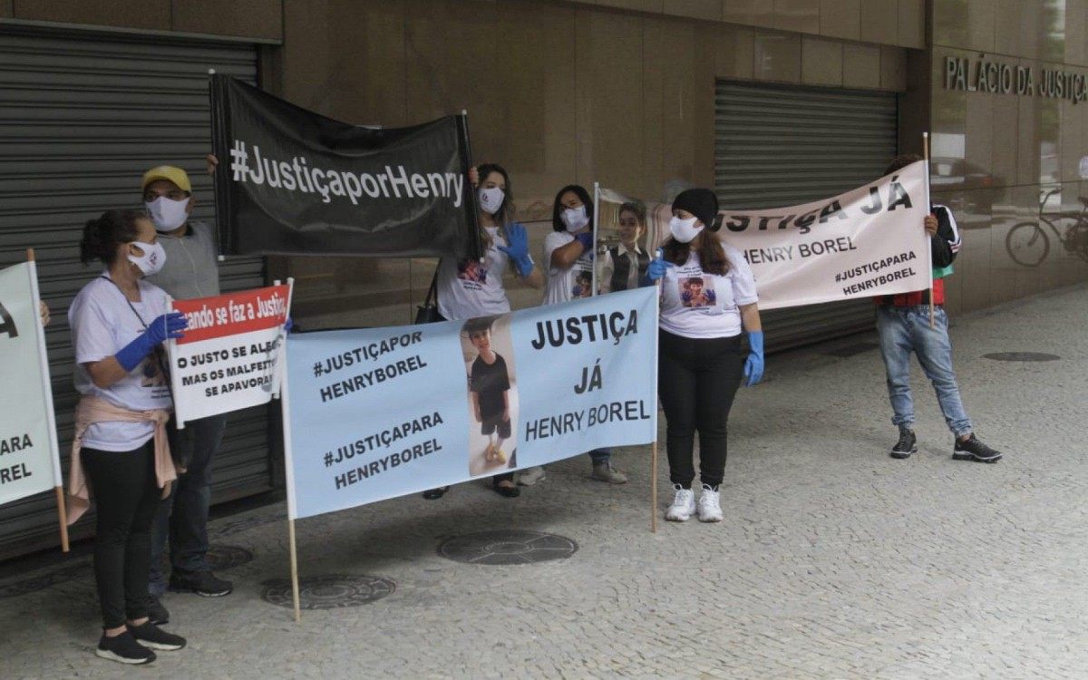 Pai do menino Henry Borel, Leniel Borel, chega ao Tribunal de Justiça do Rio e recebe apoio de manifestantes 