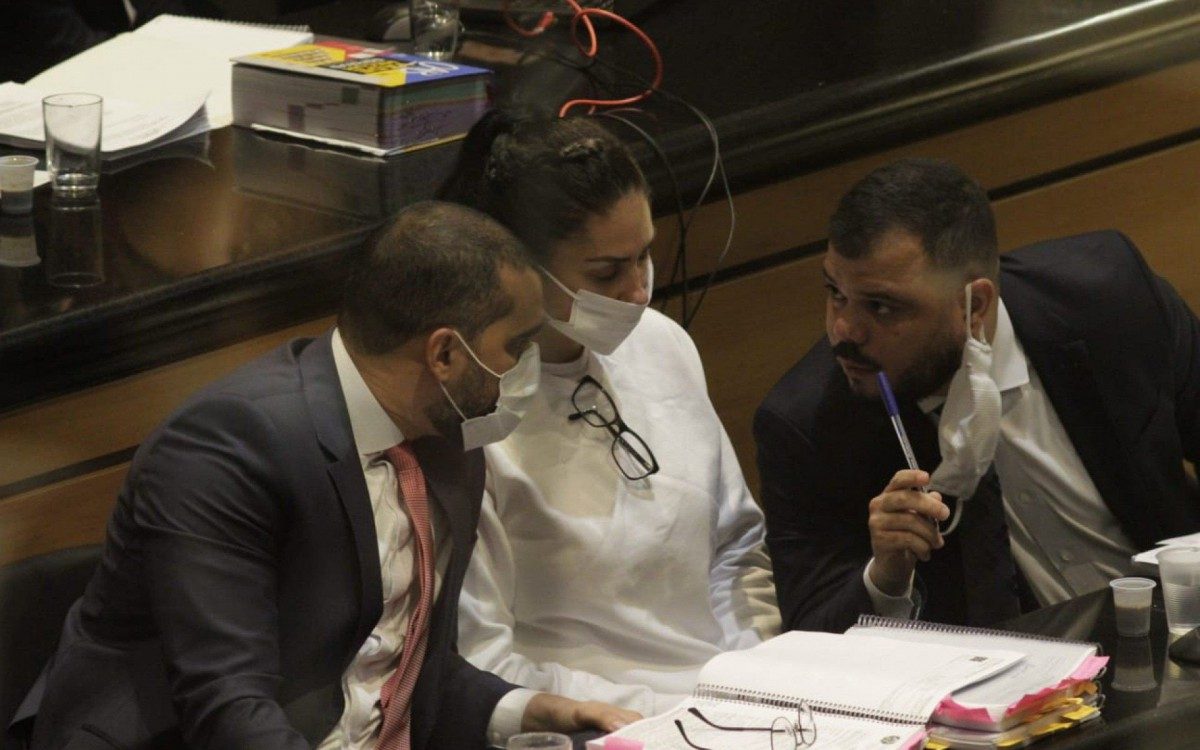 Na foto, Monique Medeiros, mãe de Henry, ao lado de seus advogados durante audiência que ouvirá as testemunhas de acusação