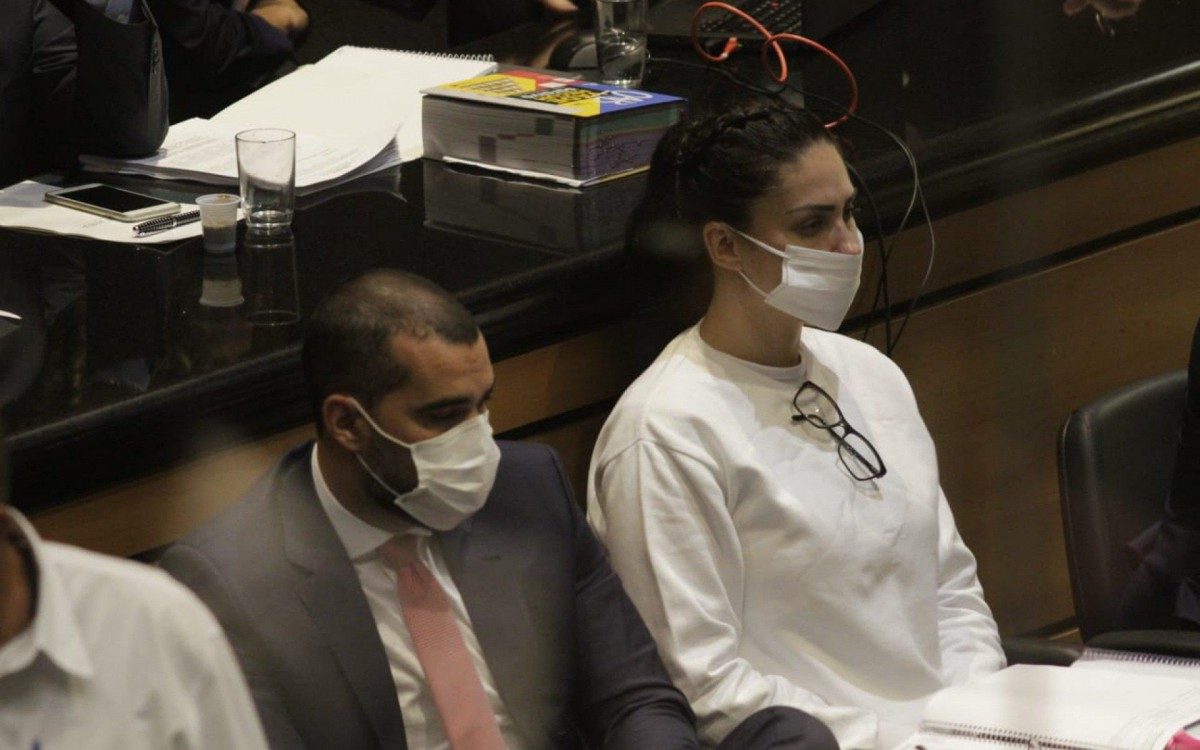 Na foto, Monique Medeiros, mãe de Henry, ao lado de seus advogados durante audiência que ouvirá as testemunhas de acusação