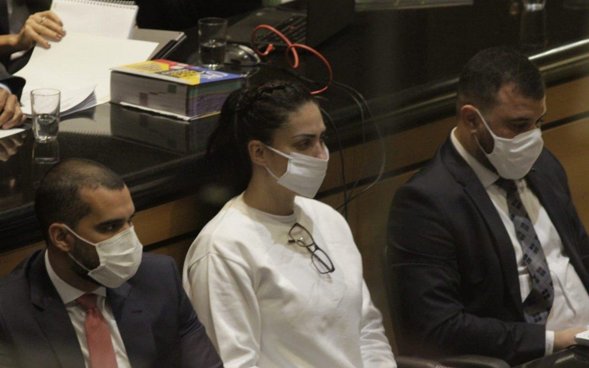 Monique Medeiros, mãe do menino, ao lado de seus advogados