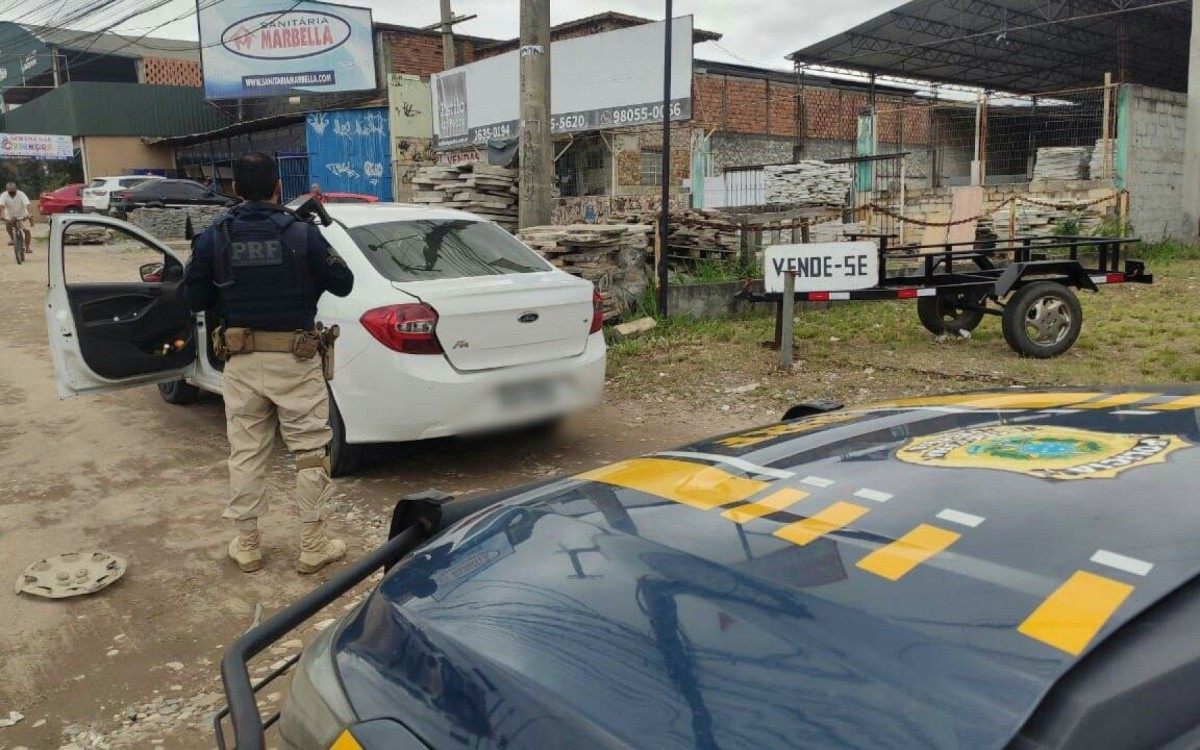 Carro era roubado, mas homem disse que comprou de colega do amigo - Divulgação/PRF