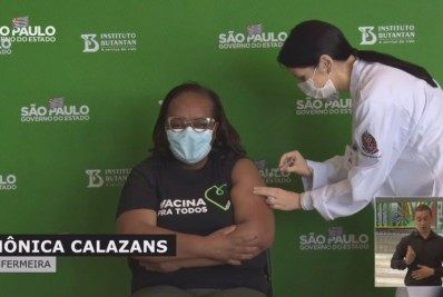 Covid: primeira vacinada do Brasil, enfermeira toma terceira dose