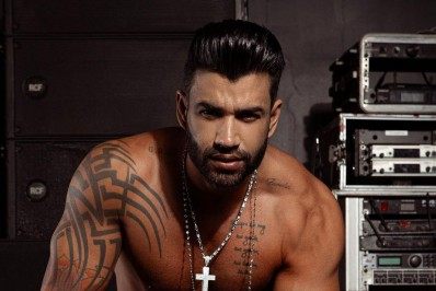 Gusttavo Lima recebe a visita de bombeiros em sua fazenda