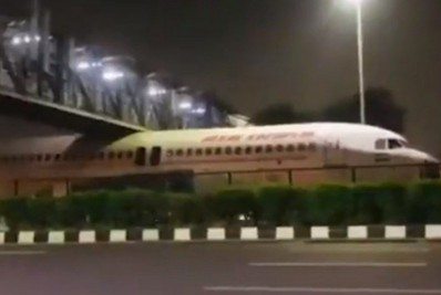 Vídeo: avião fica preso embaixo de ponte em Nova Dheli
