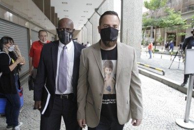 Pai de Henry acompanha julgamento do lado de fora do Tribunal de Justiça