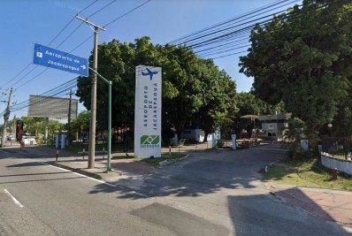 Avião de pequeno porte cai no Aeroporto de Jacarepaguá