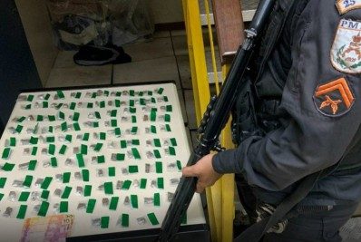 ‘Vapor do tráfico’ é preso com carga de maconha em Cabo Frio