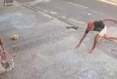 Vídeo: assaltante desastrado tropeça feio durante assalto, é mordido por cachorro e foge sem levar nada