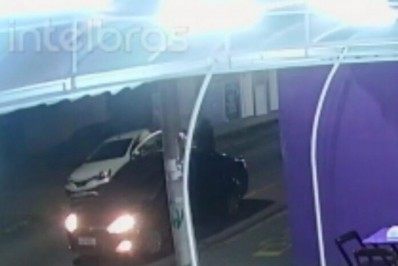 Assaltantes roubam casal que tomava açaí em lanchonete em Rio das Ostras; assista: