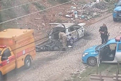 Corpo é encontrado dentro de carro queimado no Castelar, em Belford Roxo