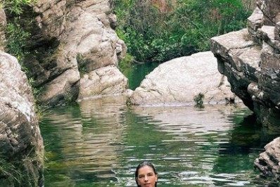 Mariana Rios exibe barriga chapada em clique de biquíni   