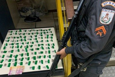 PM prende 'vapor do tráfico' com carga de maconha em Cabo Frio