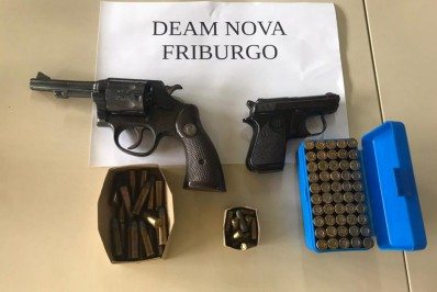 Acusado de agredir companheira é flagrado com armas quando a Deam cumpria mandado