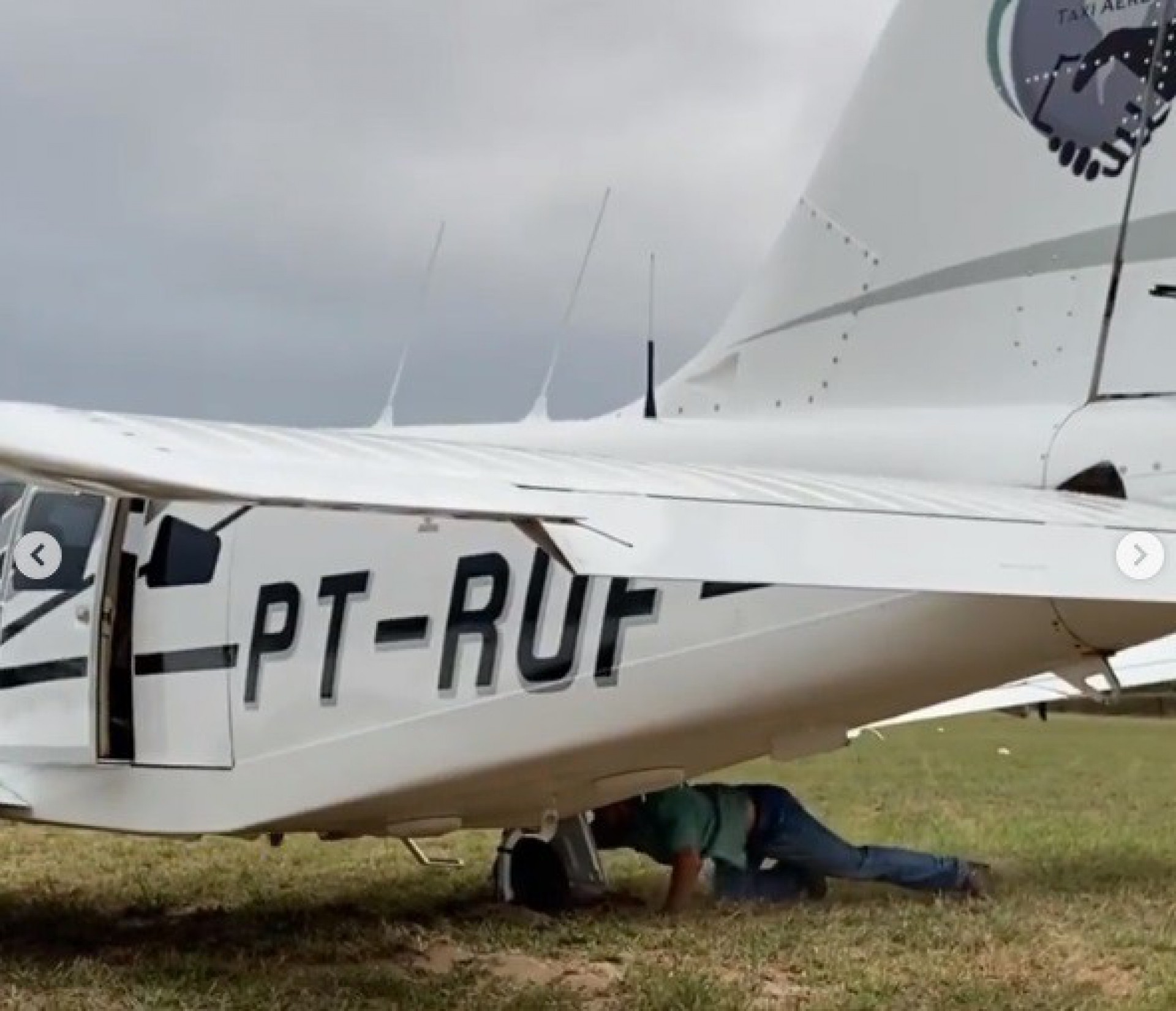 Avião de Gabriel Stauffer e Bruna Linzmeyer atola  - Reprodução do instagram