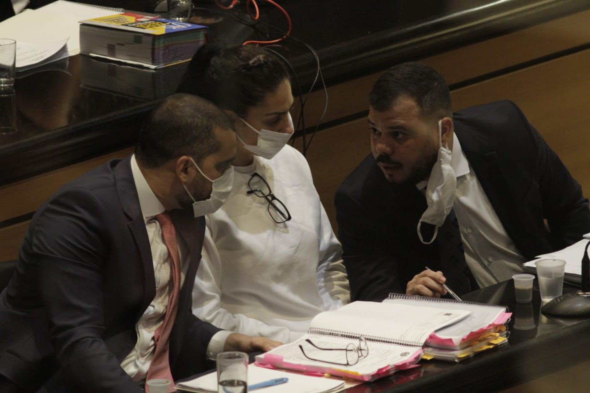 Na foto, Monique Medeiros, mãe de Henry, ao lado de seus advogados durante audiência que ouvirá as testemunhas de acusação - Marcos Porto/Agência O DIA