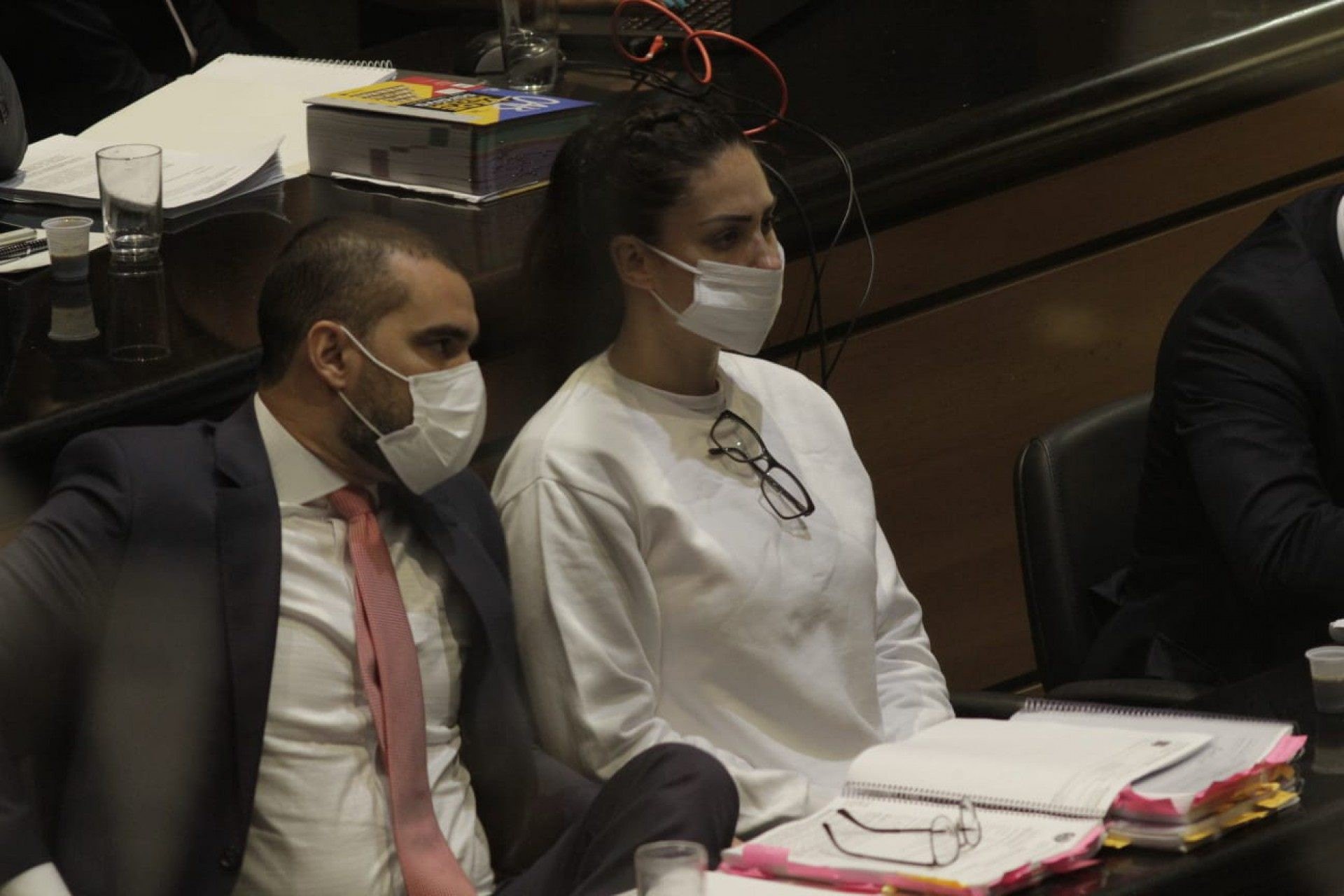 Na foto, Monique Medeiros, mãe de Henry, ao lado de seus advogados durante audiência que ouvirá as testemunhas de acusação - Marcos Porto/Agência O DIA