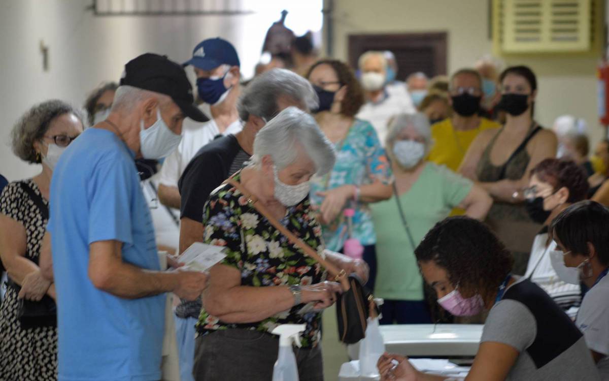 Rio de Janeiro - 70/10/2021 -  RIO DE JANEIRO - POLICIA  - Idosos com idade apartir de 73 anos , se vacinarrm na tarde de hoje (07) no posto de saude Heitor Beltrao  na Zona Norte do Rio    Foto : Fabio Costa/ Agencia O Dia